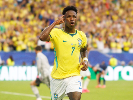 Vini Jr. celebra gol pela seleção ao som de música sobre superação