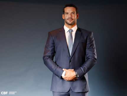 Dirigente da CBF tenta desmentir foto com empresária após exposição