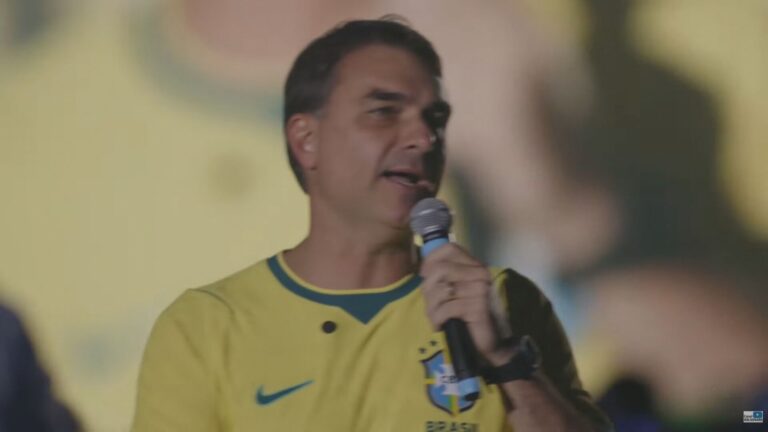 Flávio adota bandeiras de Lula e promete combater fome em 2026