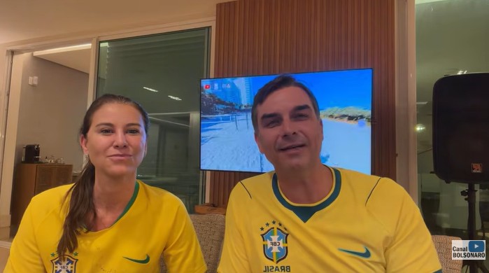 Flávio Bolsonaro ignora crise com Michelle em live antes de jogo