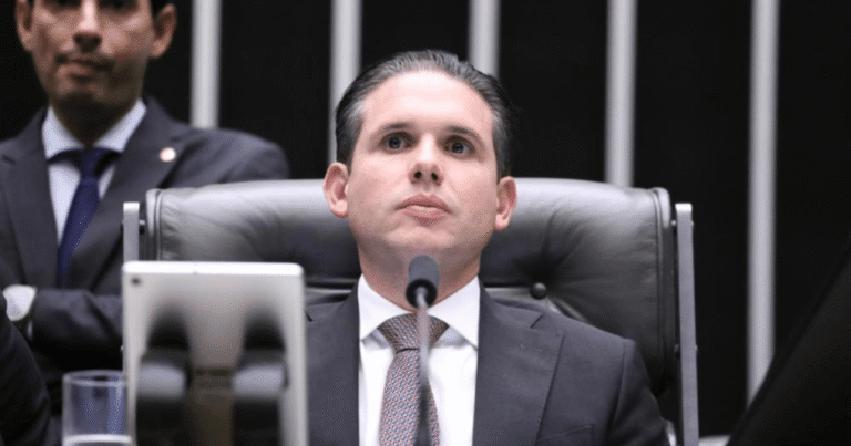 Hugo Motta confirma voo privado com Vorcaro para evento em Lisboa