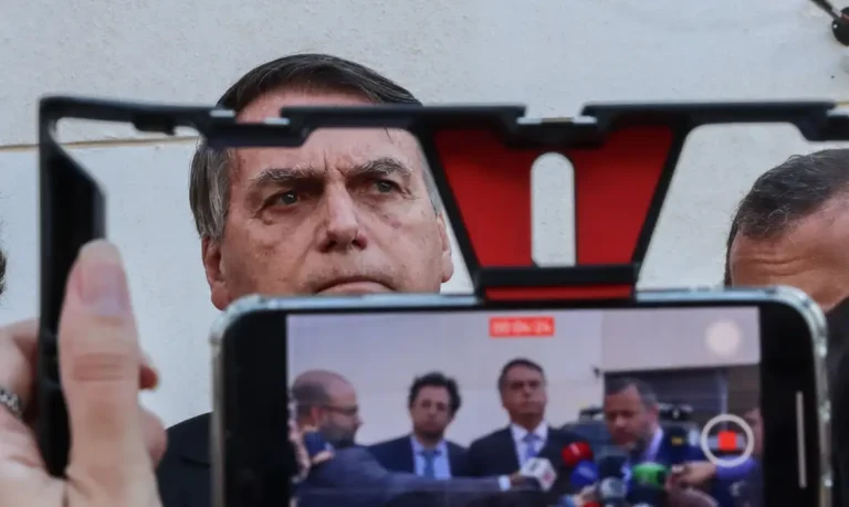 Militar da segurança de Bolsonaro é detido com arma em blitz de Brasília