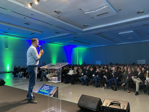 Paraná qualifica 450 coordenadores de educação profissional em Foz