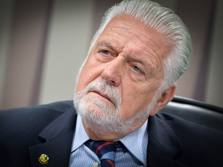 Jaques Wagner deixa liderança do governo sob pressão