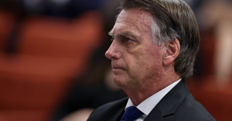 Bolsonaro depõe à PCDF por 5 minutos sobre apreensão de arma