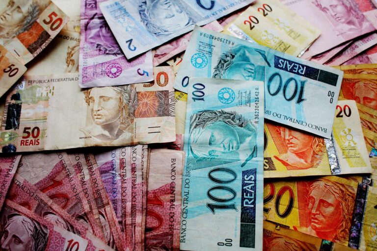 Dívida pública bruta do Brasil sobe acima das previsões em maio