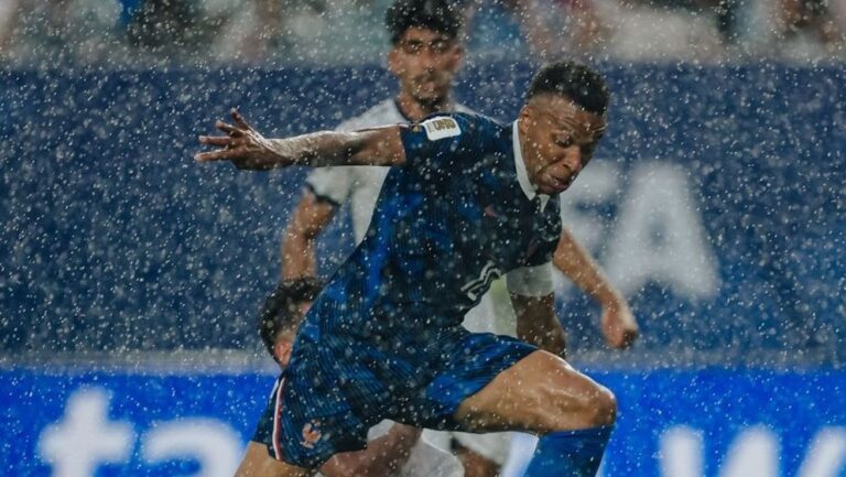 França derrota Iraque e avança; Mbappé iguala Klose