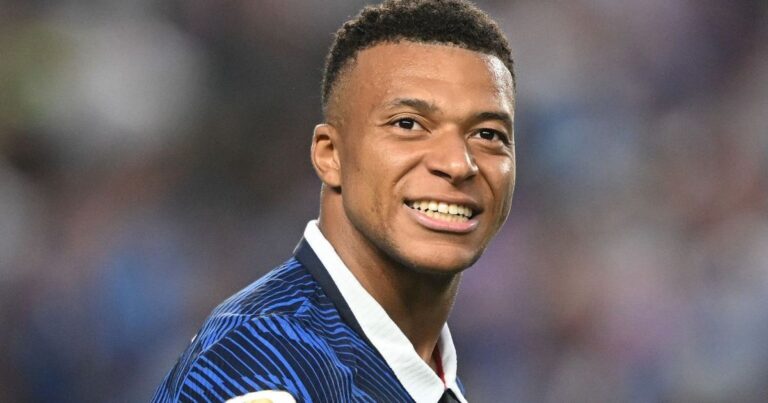 Mbappé lidera homenagem da França a Deschamps após perda da mãe