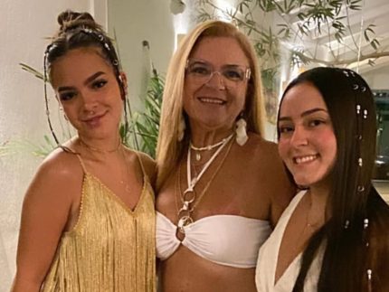 Mel Maia e irmã ganham diamante com cinzas da mãe