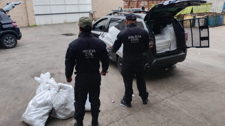 Polícia Civil do Paraná destrói 2 mil pares de tênis falsificados