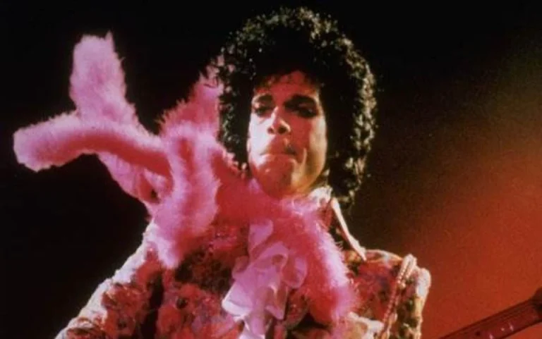 Prince lança disco póstumo com músicas inéditas dez anos após sua morte