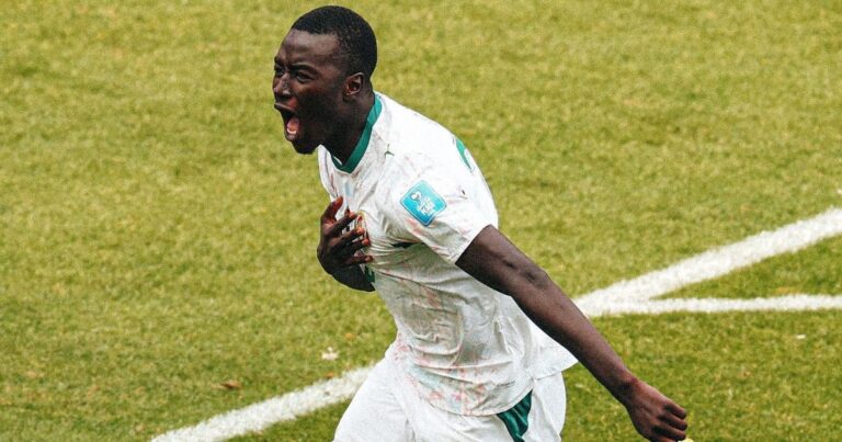 Senegal goleia Iraque e avança na briga por vaga