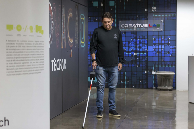 Startup de bengala inteligente inicia vaquinha para doar 100 unidades