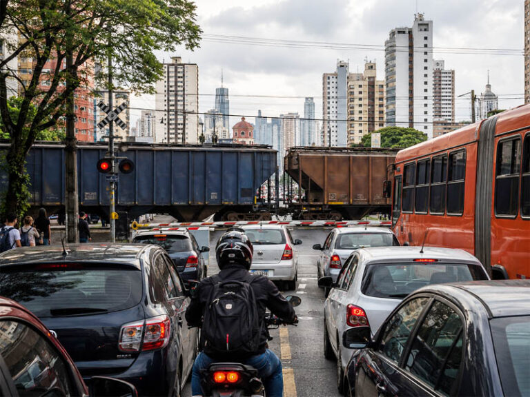 Curitiba enfrenta atraso crítico em projeto de trilhos urbanos