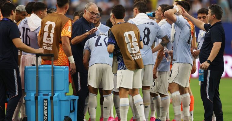 Bielsa critica intervalo de hidratação e denuncia alteração no futebol