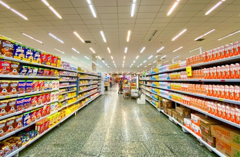 Varejo recua 1,5% em abril e interrompe sequência de alta