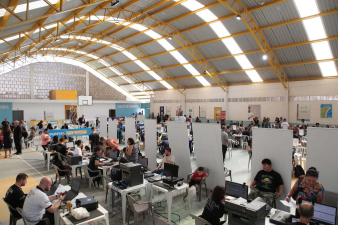 Paraná em Ação leva serviços gratuitos a Maringá