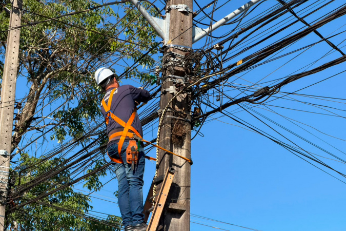Copel realiza mutirão de regularização de cabos de telecom