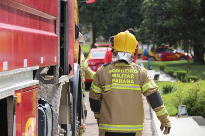 Soltar balões é crime: CBMPR alerta sobre riscos em festas juninas