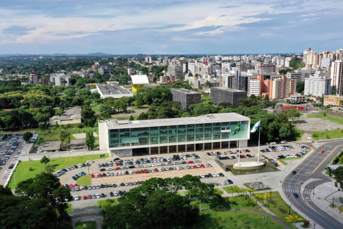 Paraná nomeia 1.668 aprovados em cinco concursos públicos