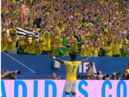 Vini Jr. celebra classificação do Brasil na Copa com dois gols