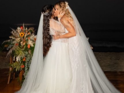 Lauana Prado e Tati Dias dizem sim em cerimônia em Ubatuba