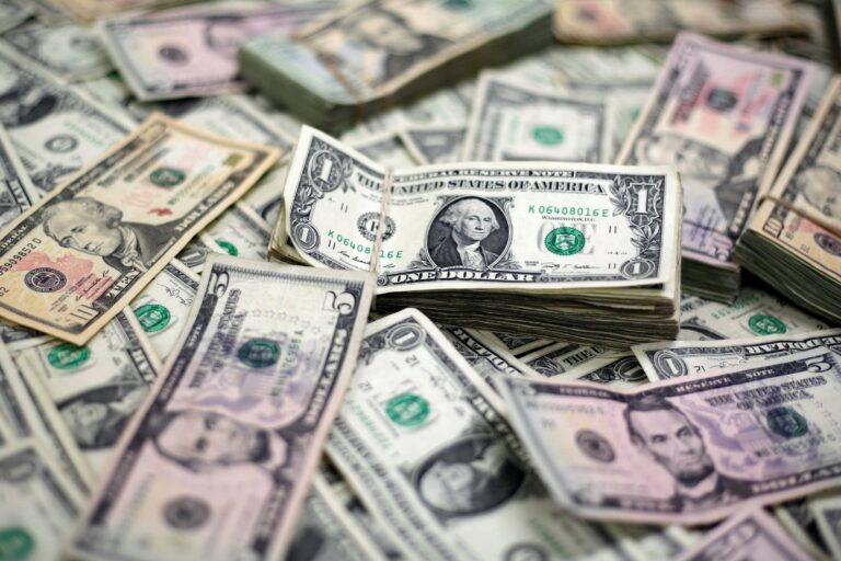 Dólar fecha com queda leve em dia de disputa pela Ptax