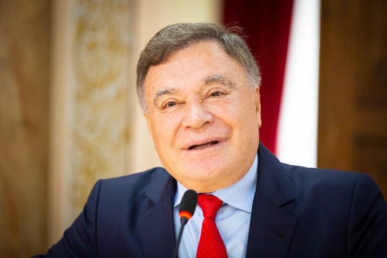 Álvaro Dias lidera corrida pelo Senado no Paraná