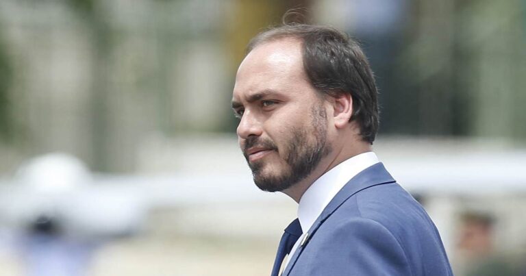Carlos Bolsonaro falta à convenção do PL para encontro nos EUA