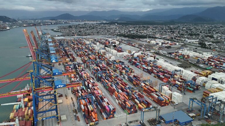 Brasil projeta superávit comercial de US$ 90 bilhões em 2026