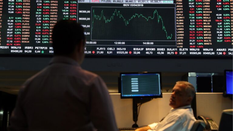 Ibovespa inicia julho em queda com cautela sobre juros