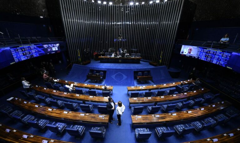 Álvaro Dias lidera disputa pelo Senado no Paraná
