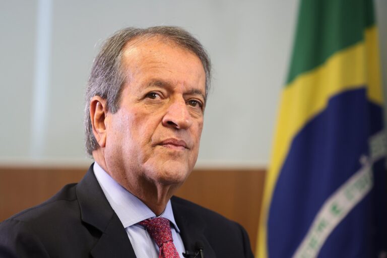 PL busca encerrar conflito entre Michelle e Flávio Bolsonaro