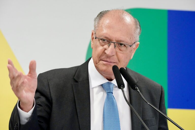 Alckmin venceu desconfiança de petistas e se consolidou como vice