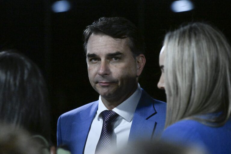 Pré-campanha de Flávio Bolsonaro enfrenta crise interna e fogo amigo