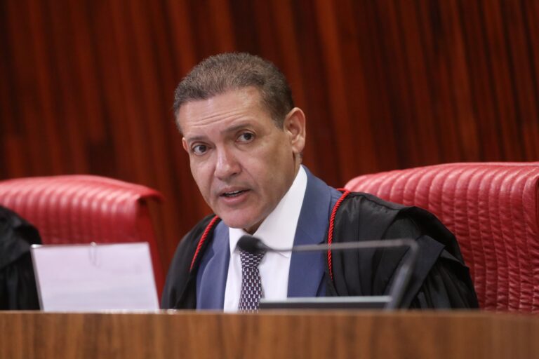 Flávio Bolsonaro acusa Moraes de interferência nas eleições