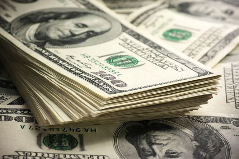 Dólar fecha estável ante real com tensão política no Brasil