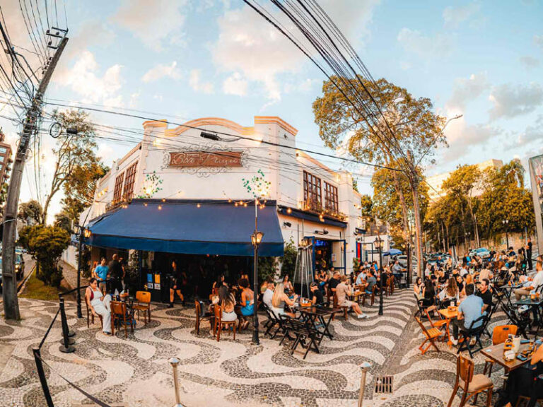 Boteco Boa Praça transforma esquina do Batel em boemia carioca