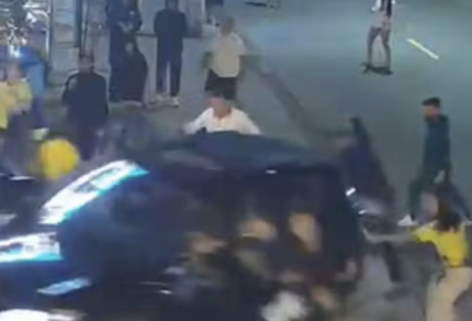 Jovem entra em carro de desconhecido e atropela grupo em São Vicente