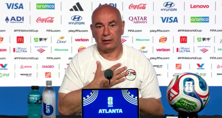 Técnico do Egito discute com torcedor com bandeira de Israel