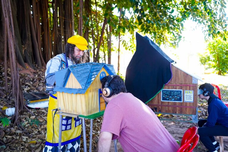 Teatro de lambe-lambe 'Fritas para viagem' conquista público no Fit Rio Preto