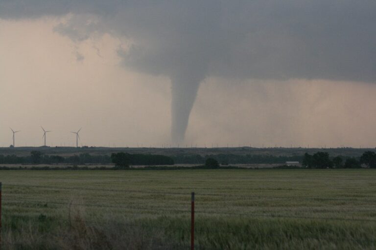 Brasil enfrenta semana de extremos climáticos com tornados e chuvas volumosas
