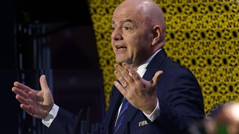 Infantino é denunciado ao COI por violar política de neutralidade