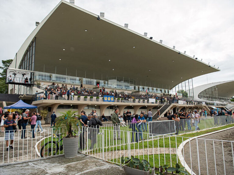 Hipódromo do Tarumã une corridas de cavalos e rock neste sábado