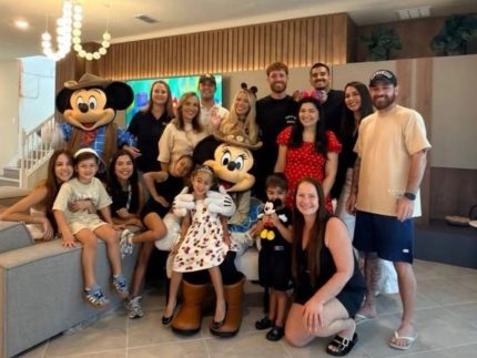 Casal Leo Pereira e Karoline Lima aproveita Disney em dia em família