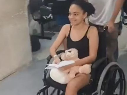 Estudante tem alta após 40 dias de recuperação de ataque de tubarão