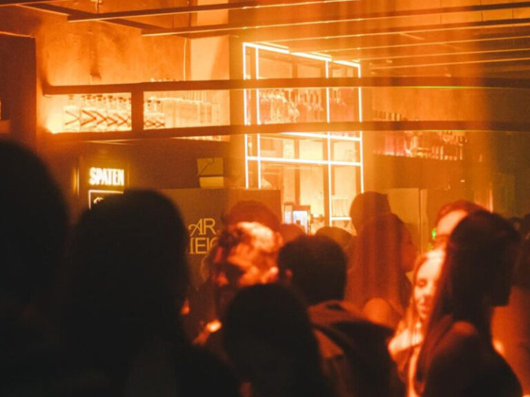 Festa Reboot traz nostalgia dos anos 2000 ao bar Meio