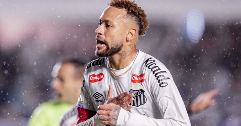Neymar se reapresenta no Santos após Mundial