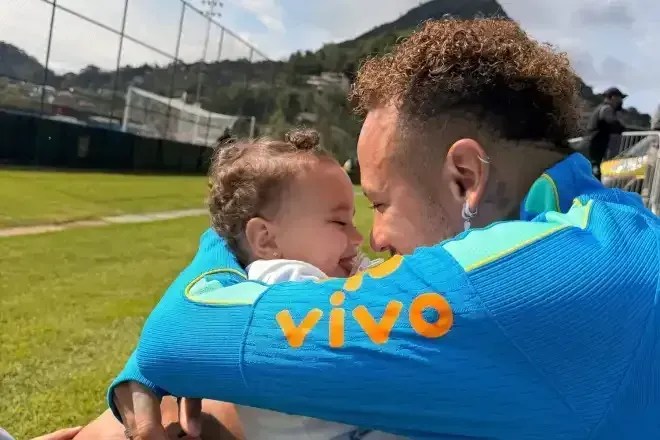 Neymar celebra aniversário da filha em dia de decisão da Copa