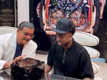 Vini Jr. ganha presente de R$ 1 milhão de joalheria